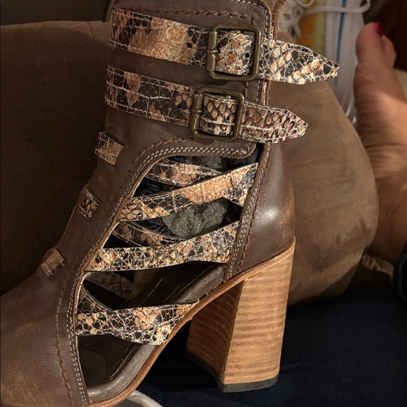 Freebird Brown and Tan Strappy Ankle Boots size 8 great shape - Picture 10 of 10